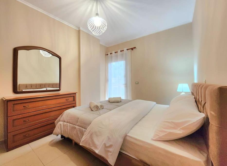 One Bd Flat Near Center With 24H Self Check In Apartment ติรานา ภายนอก รูปภาพ